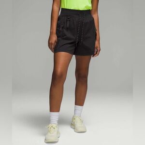 Worn once Lululemon Multi-Pocket Cargo High-Rise Hiking Short 5"
Black size 8